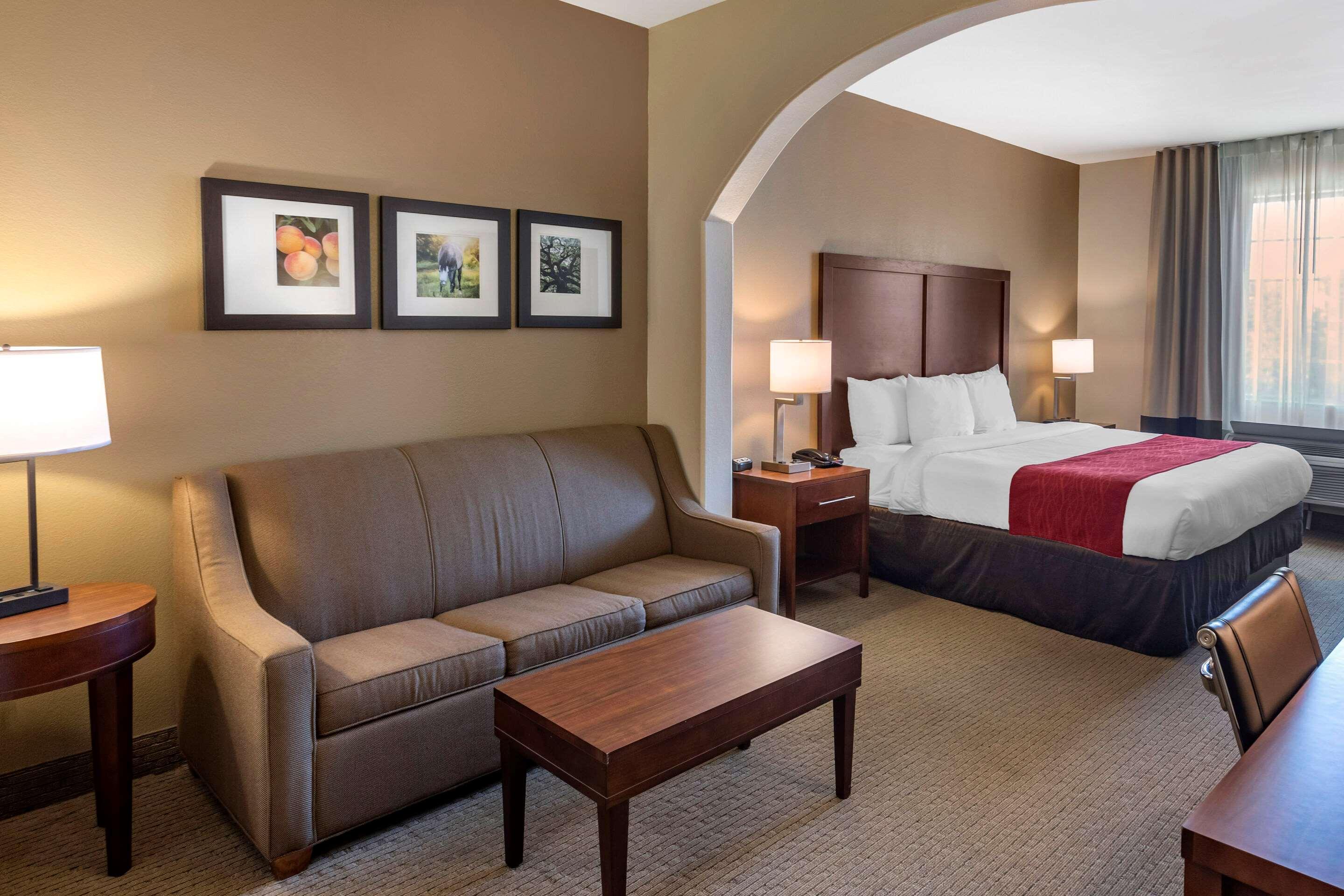 Comfort Inn & Suites Вила Рика Екстериор снимка