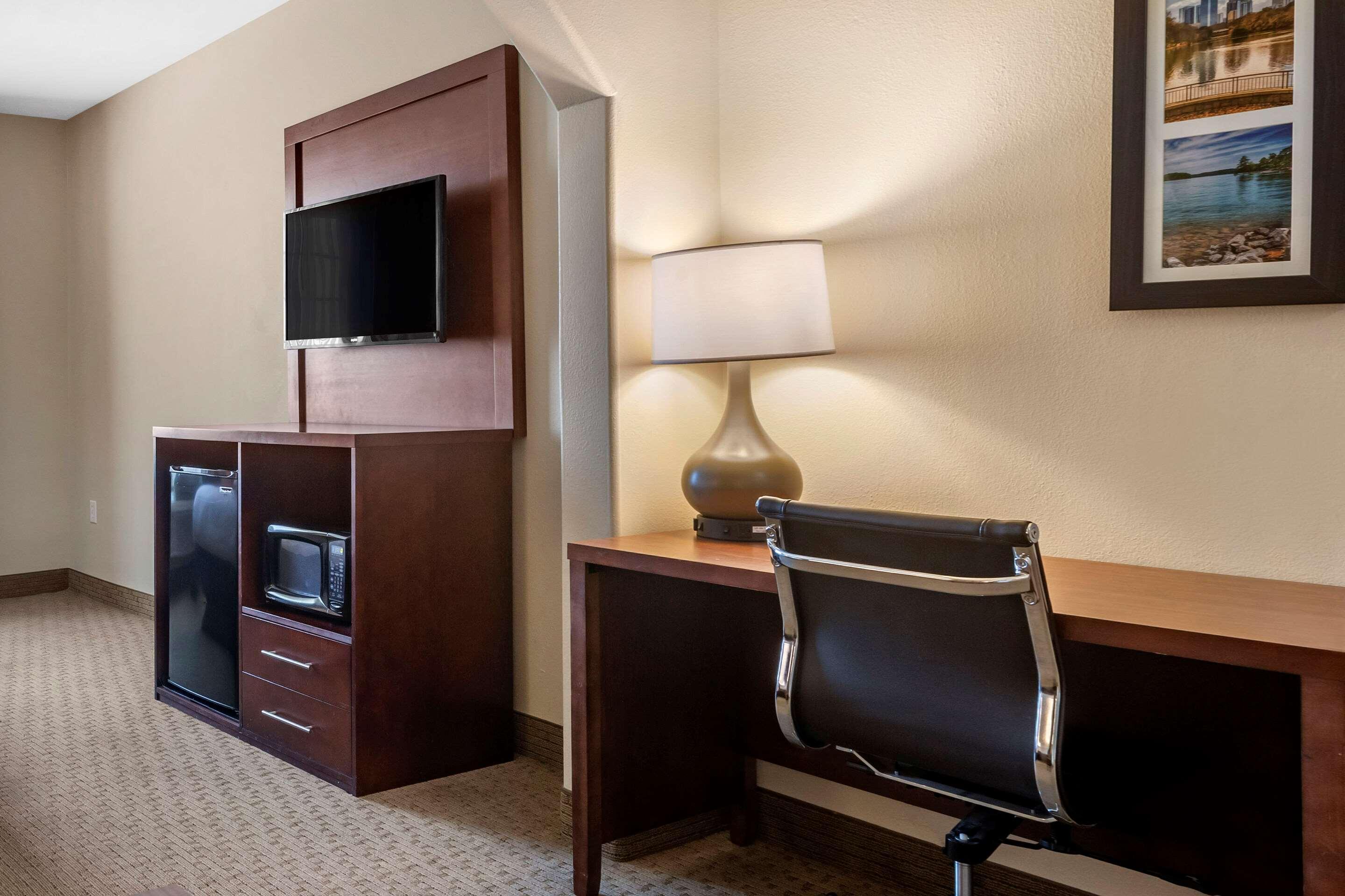 Comfort Inn & Suites Вила Рика Екстериор снимка