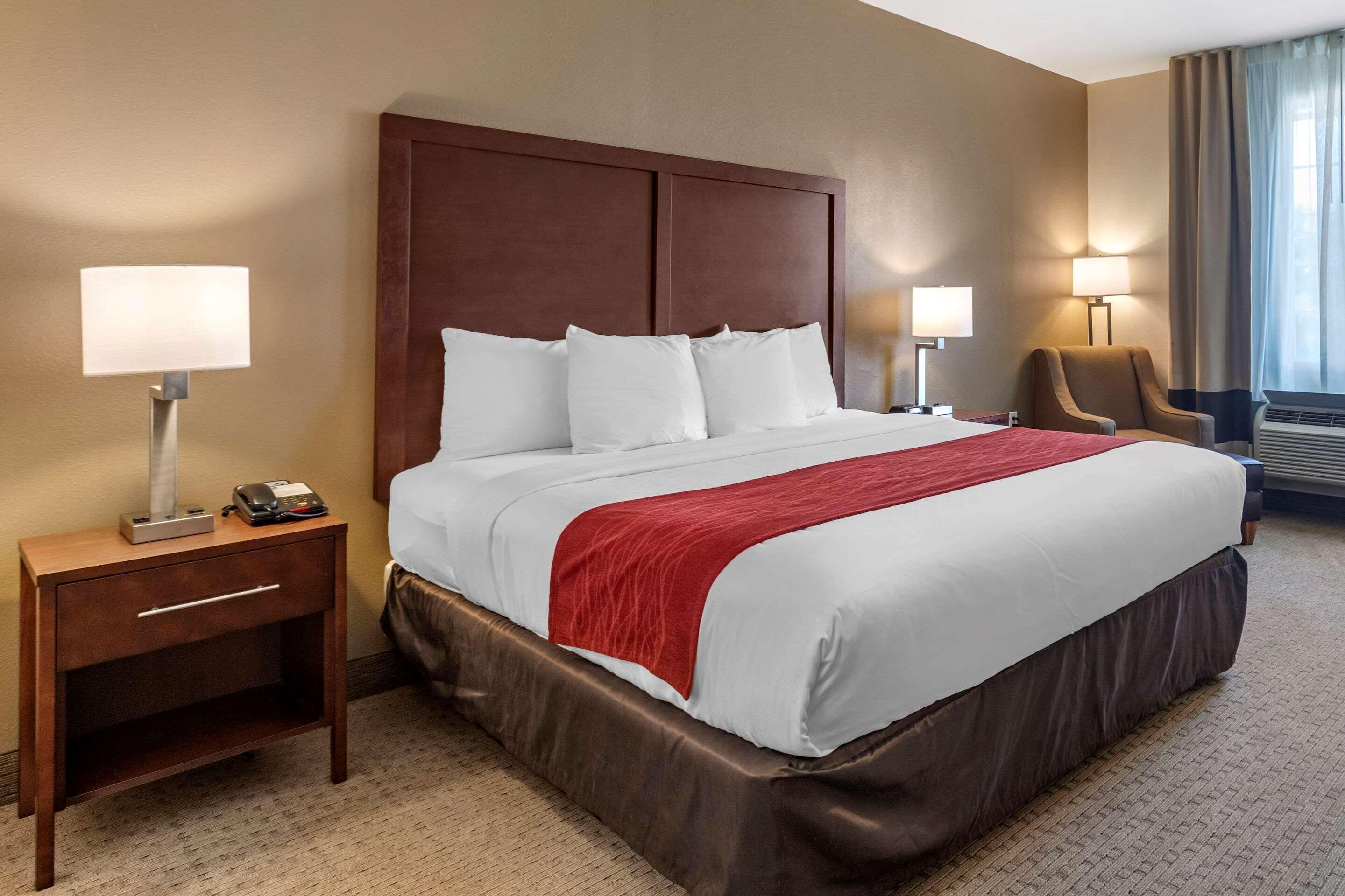Comfort Inn & Suites Вила Рика Екстериор снимка