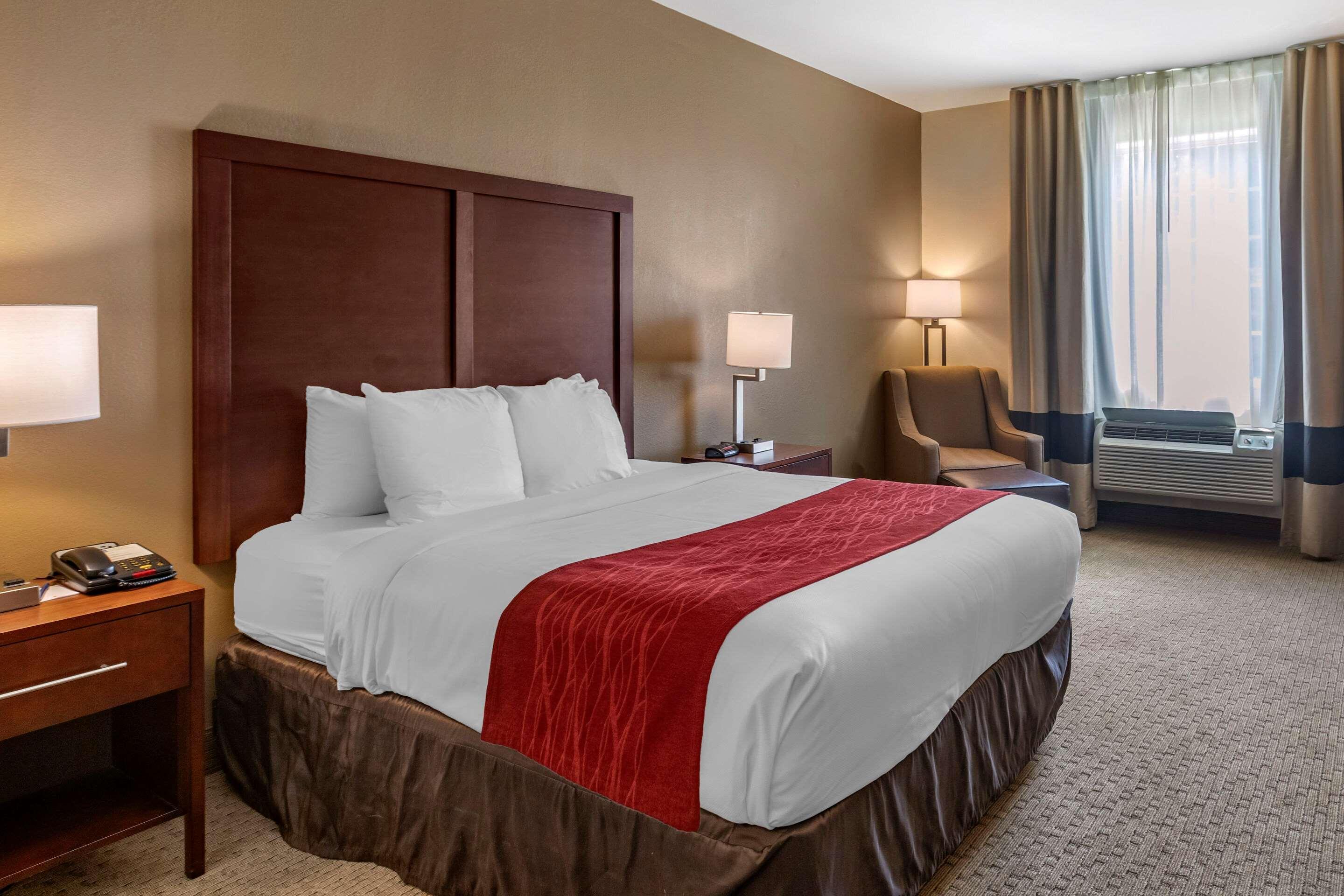 Comfort Inn & Suites Вила Рика Екстериор снимка