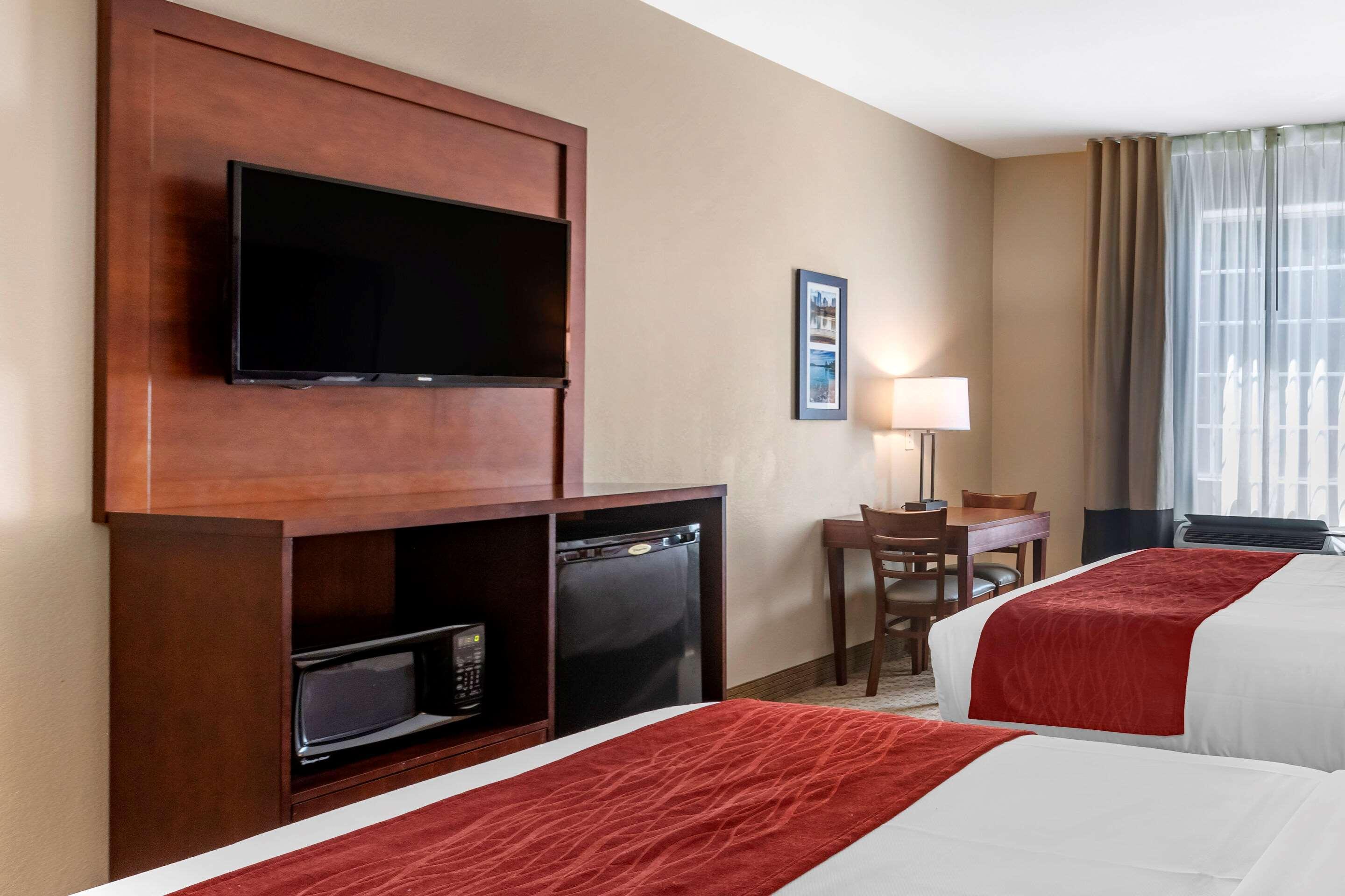 Comfort Inn & Suites Вила Рика Екстериор снимка