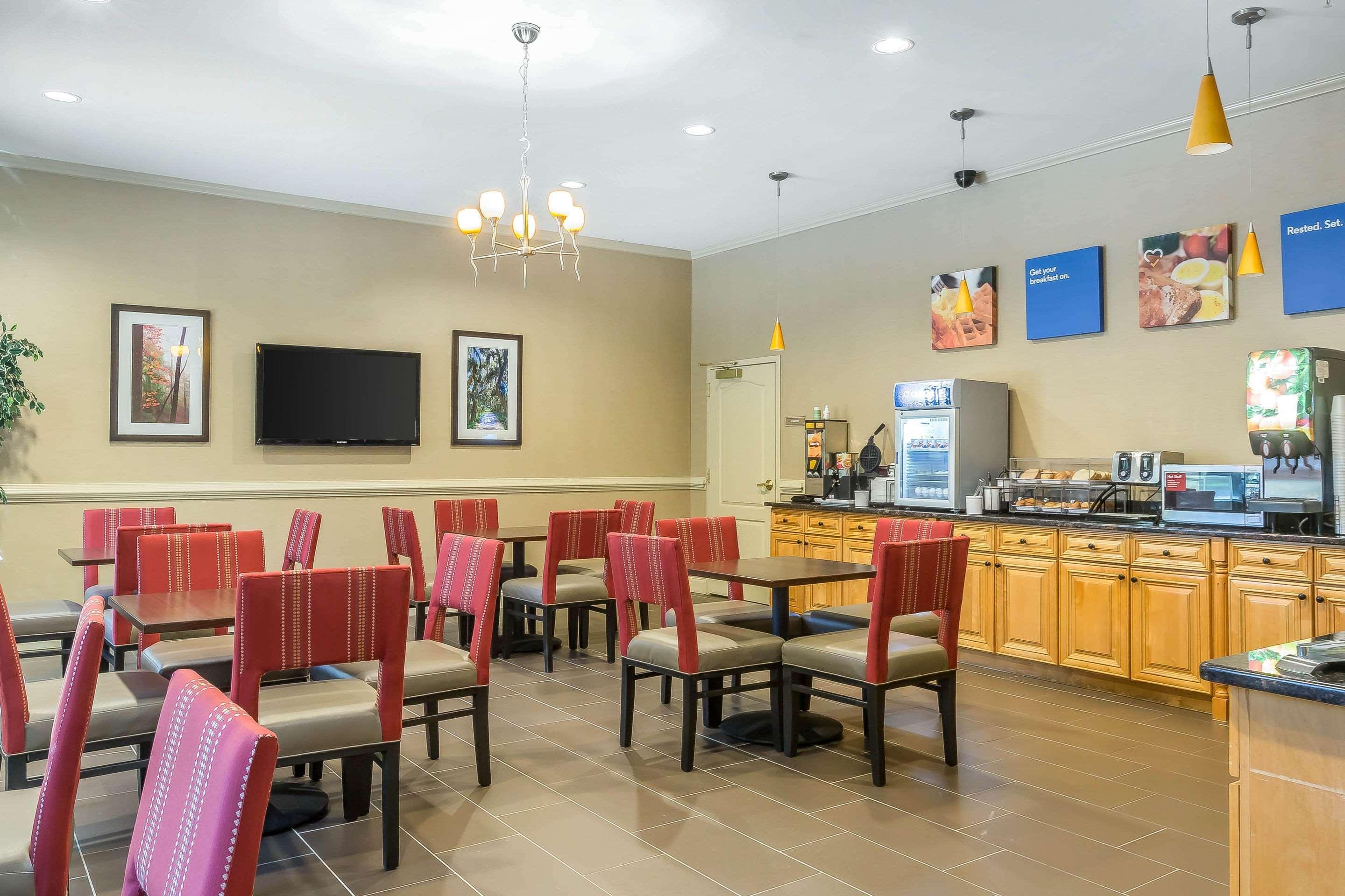 Comfort Inn & Suites Вила Рика Екстериор снимка